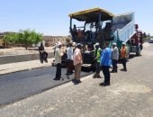 مدينة أرمنت تجرى عمليات رصف وتطوير الطريق الزراعى الغربى لخدمة السائقين والأهالى