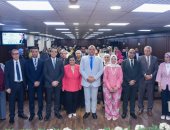 محافظ الإسكندرية ونائب وزير الصحة يكرمان القابلات تقديرًا لدورهن فى حماية صحة الأم والطفل