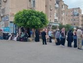 تواجد أولياء الأمور في انتظار أبنائهم وانتظام آخر امتحانات الثانوية العامة بكفر الشيخ