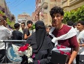 أم تهدى ابنها بوكيه ورد وبوكس هدايا احتفالًا بانتهاء الثانوية العامة.. فيديو