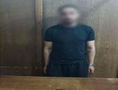 ضبط شخص يرسم وشم على السيدات بصورة تثير الغرائز.. فيديو 