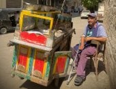 "على عربة فول" حمدى يكتب كل يوم حكاية كفاح من أجل أبنائه.. حادث سير غيّر حياته والقدم السكرى ضاعف معاناته.. العكاز لم يمنعه من السعى وراء لقمة الحلال.. ويحلم بمعاش يؤمن مستقبل أسرته