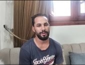 الشاب منقذ أسرة من الغرق.. قفزت فى الترعة دون تردد لإخراجهم من السيارة (فيديو)