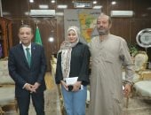محافظ المنوفية يلتقي الطالبة ندى ويمنحها دعما ماليا تقديرا لكفاحها 