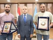 محافظ الغربية يكرّم بطلي إنقاذ أسرة من داخل سيارة سقطت في الترعة