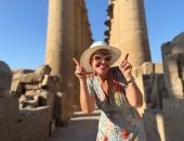 الأجواء السياحية لا تتوقف في معابد ومقابر الأقصر بالصيف.. ضيوف مصر من حول العالم يتحدون الطقس الحار بزيارات المعابد الفرعونية.. والمحافظ يوجه بالاستعداد المبكر للموسم الشتوى برفع كفاءة الطرق السياحية.. صور