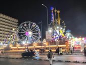 مرسى مطروح المدينة التى لا تنام.. الترفيه والسهر يكملان متعة المصيف حتى منتصف الليل.. أجواء احتفالية ورواج سياحى وتجارى والشوارع تزدحم بالمتسوقين.. البلح السيوى وزيت الزيتون واللب الأبيض أبرز مشتريات المصطافين