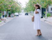 الفستان الأبيض نجم الصيف.. 8 أفكار لتنسيقه من الشاطئ إلى السهرات