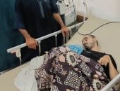 بين الإعاقة ونيران الحرب.. حكاية الشاب محمد العكر أحد مصابي غزة من ذوي الإعاقة.. لم ترحم الحرب ضعفه وفقد والدته وأخواته وبقاءه وحيدا في مواجهة الألم.. ووالده الناجي الوحيد يحارب المرض والفقد ليمنح ابنه الأمان