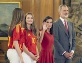 العائلة المالكة في إسبانيا بتيشيرت «لاروخا» لدعم المنتخب ضد الأرجنتين