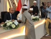 طفل يبهر حضور دولة التلاوة بتقليد الشيخ عبد الباسط.. ومحافظ الغربية: أحسنت