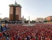 عشرات الآلاف من الإسبان يحتشدون في الساحات العامة دعما لمنتخب بلادهم.. صور