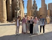 مصر جميلة.. سياح العالم يتحدون الطقس الحار ويستمتعون بزيارة معابد الأقصر