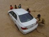 سيارات غارقة وسيول جارفة.. شبح الفيضان يسيطر على باكستان