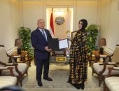 منعت الأطفال من رشق القطار.. وزير النقل يعين سيدة أسوان بشركة قطارات النوم