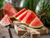 عميد معهد القلب الأسبق يحذر من حرارة الجو وينصح بتناول عصير القصب والبطيخ