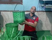 شاب سوهاجى يحول مخلفات البلاستيك لتحف منزلية.. صور