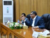 محافظ قنا يستعرض إجراءات حسم ملف أراضى المثلث الذهبى وضمان حقوق المواطنين