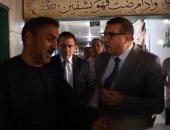 والد مريض أمام محافظ قنا: ابنى محتاج عملية من يوم الجمعة.. والمحافظ: تتعمل دلوقتى