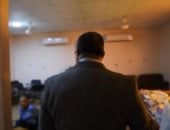 نايمين تحت التكييف.. محافظ قنا يفاجئ عمال نظافة فى أوقات العمل ويوجه بخصم للشركة
