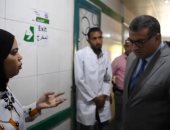 سيدة لمحافظ قنا خلال جولته بالمستشفى العام: "كل حاجة بنجيبها من خارج المستشفى"