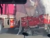 سائق تريلا يمنع كارثة فى اللحظة الأخيرة (فيديو)