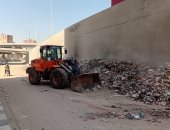 رفع مخلفات الرتش من نزلة الطريق الدائرى بحى الهرم لليوم الثانى.. صور