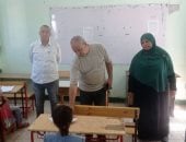 وكيل وزارة التعليم بأسيوط يتابع ختام امتحانات الدور الثاني لصفوف النقل