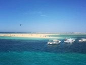 رمال ناصعة ومياه فيروزية مبهجة.. جزيرة توبيا البيضاء وسط البحر أيقونة الاستمتاع فى سفاجا