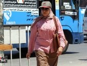 المصريون يتغلبون على ارتفاع درجات الحرارة بالطاقية والشمسية