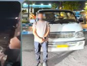 ضبط سائق ميكروباص ضرب راكبا بسبب الأجرة بالإسكندرية.. فيديو