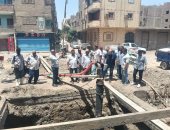 نائب محافظ الجيزة يتابع أعمال إصلاح هبوط الصرف الصحى بطريق جسر المنوات