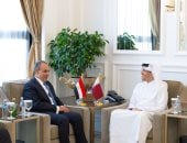 وزير الخارجية يبحث مع نظيره القطري تعزير العلاقات ومتابعة مستجدات الأوضاع