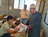 رئيس المنطقة يتابع امتحانات الدور الثانى لصفوف النقل بالإسماعيلية الأزهرية