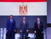 وزير العمل ومحافظ البحر الأحمر يسلمان ماكينات خياطة لأوائل خريجات التدريب المهني