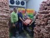 ضبط 30 طن هياكل ومخلفات فراخ قبل استخدامها فى تصنيع البرجر بالجيزة