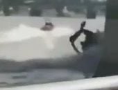 لحظة اصطدام زورق شرطة بجسر ويستمنستر وسقوط ضباط في نهر التايمز بـ لندن.. فيديو