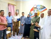 رئيس مركز الداخلة يكرم أوائل الثانوية الأزهرية فى زيارات منزلية تقديرا لتفوقهم