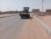 رئاسة مركز الداخلة: استمرار أعمال تركيب البلدورات بامتداد طريق موط - القصر