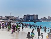 إقبال كبير على شواطئ مطروح الآمنة وإغلاق شواطئ البحر المفتوح.. فيديو
