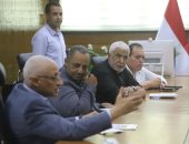 محافظ شمال سيناء يعقد اجتماعاً مع "آيتوس" استعدادا لانطلاق منظومة النظافة الجديدة