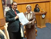 أكاديمية الفنون تكرم الدكتور محمد ثروت أثناء فعاليات الصالون الثقافى.. فيديووصور