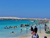 ارتفاع الحرارة يزيد الإقبال على شواطئ مطروح والساحل الشمالي الخلابة .. صور