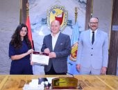 رئيس جامعة سوهاج يكرم مشاركين من 10 دول فى برنامج للتدريب الطبى والتبادل الثقافى