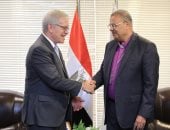 رئيس الطائفة الإنجيلية يبحث مع القائم بالأعمال الأمريكي تعزيز التعاون التنموى