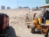 رفع تراكمات القمامة من سلم الدائرى بحى الهرم استجابة للشكاوى