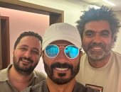 سيلفي يجمع خالد النبوي مع مخرج وسيناريست مسلسل رحلة طاهر المصري.. صورة