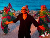بين فولكلور الريف وأجواء الصيف.. عمرو دياب يطرح فيديو كليب «لولا البنات»