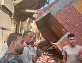 لحظة مرعبة بعد صلاة الجمعة.. فيديو يرصد انهيار منزل فوق مسجد بالدقهلية