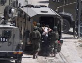 الاحتلال يعتقل 11 عاملا بالخليل.. وإصابة 3 فلسطينيين جراء اعتداء مستوطنين في رام الله